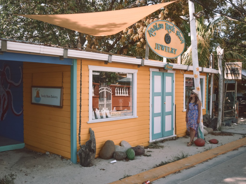Día 4. Desayuno en West End, Roatán Rum Company, West Bay